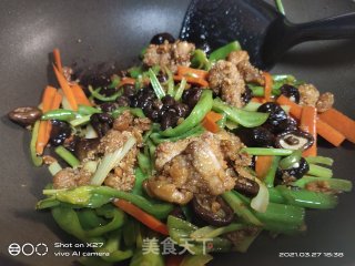 青椒芹菜炒鸡肉的做法步骤：9