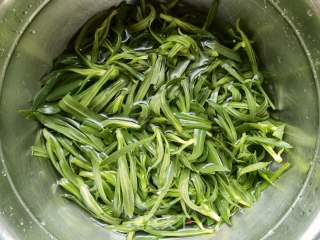 油泼面条菜的做法步骤：1