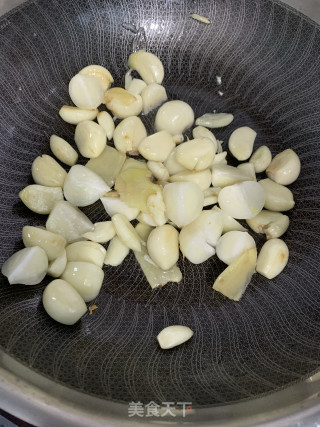 蒜头焖鸡的做法步骤：2