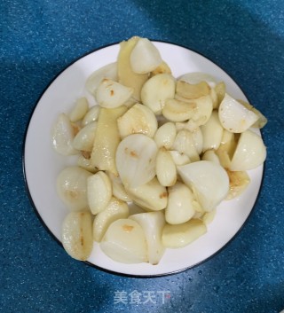 蒜头焖鸡的做法步骤：3