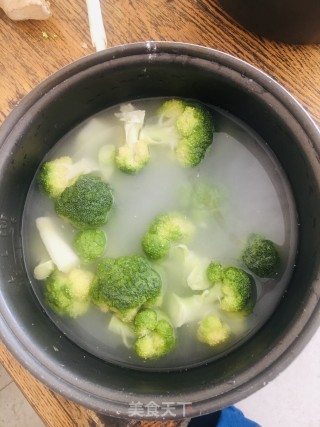 白灼西兰花的做法步骤：1