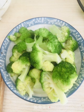 白灼西兰花的做法步骤：3