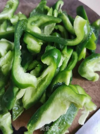 灯笼椒洋葱炒肉片的做法步骤：1