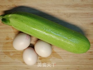 轻松减肥低脂美食～西葫芦炖蛋的做法步骤：1