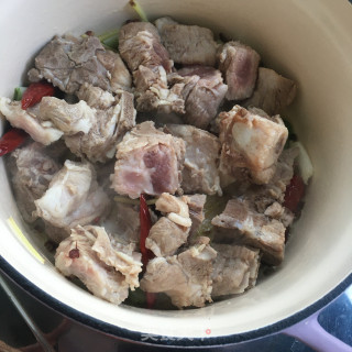香辣排骨炖年糕的做法步骤：7