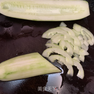 黄瓜炒鲜鱿鱼的做法步骤：1