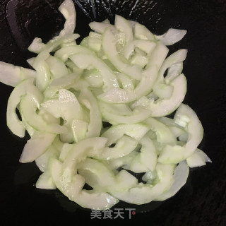 黄瓜炒鲜鱿鱼的做法步骤：5
