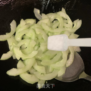黄瓜炒鲜鱿鱼的做法步骤：6