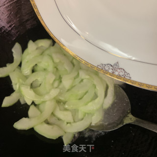 黄瓜炒鲜鱿鱼的做法步骤：7