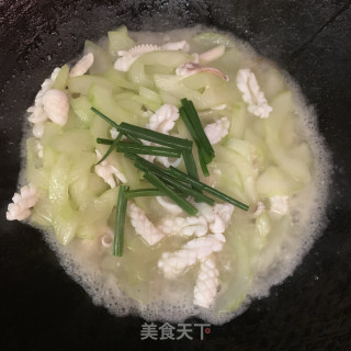 黄瓜炒鲜鱿鱼的做法步骤：9