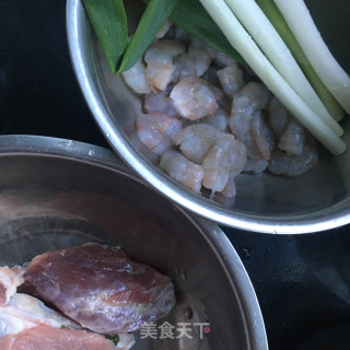 大葱虾肉包的做法步骤：1