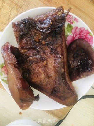 青蒜炒腊猪脸的做法步骤：1