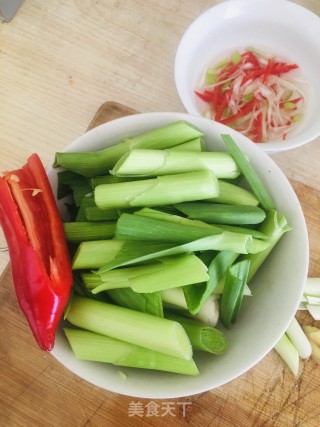 青蒜炒腊猪脸的做法步骤：2