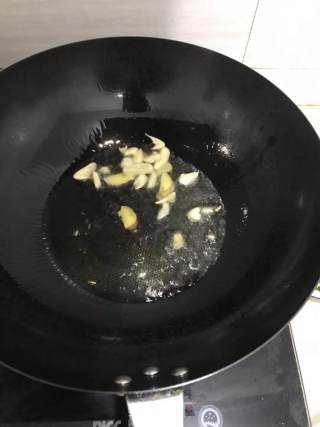 青椒炒肉的做法步骤：1