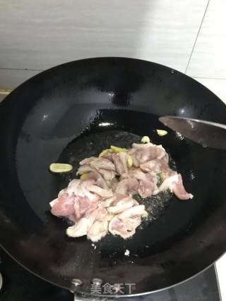 青椒炒肉的做法步骤：2