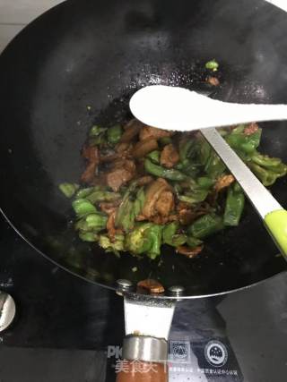 青椒炒肉的做法步骤：7