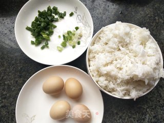 蛋炒饭的做法步骤：1