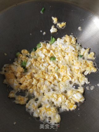 蛋炒饭的做法步骤：4