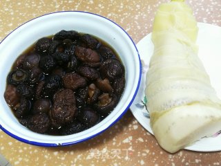 香菇酱笋丁的做法步骤：1