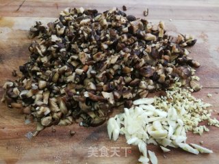 香菇酱笋丁的做法步骤：2