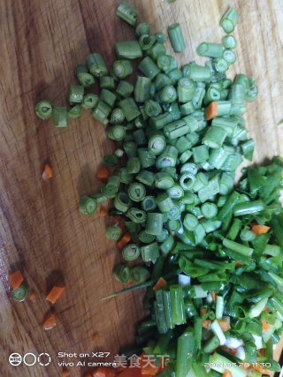 豆角葱香炒饭的做法步骤：1