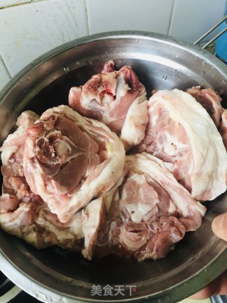 羊脖子烩萝卜的做法步骤：1
