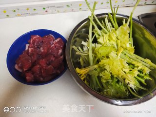 芹菜烧牛腩的做法步骤：1
