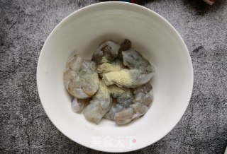 荷兰豆虾仁茄汁荞麦面的做法步骤：1