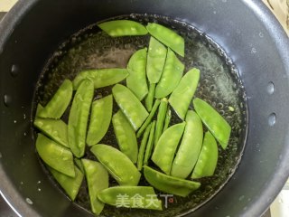 荷兰豆虾仁茄汁荞麦面的做法步骤：3