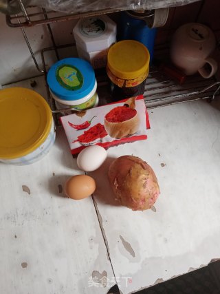 青椒红椒糖醋土豆丝炒鸡蛋的做法步骤：1