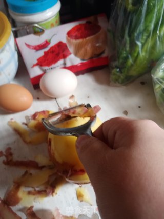 青椒红椒糖醋土豆丝炒鸡蛋的做法步骤：2