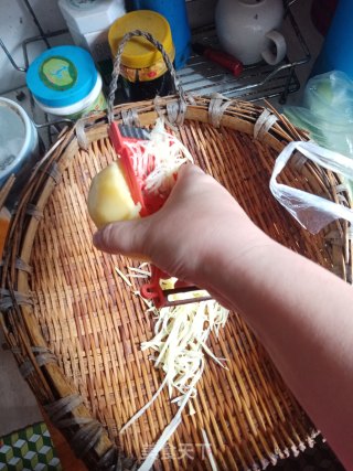 青椒红椒糖醋土豆丝炒鸡蛋的做法步骤：3