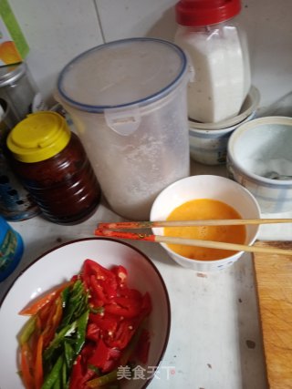 青椒红椒糖醋土豆丝炒鸡蛋的做法步骤：7