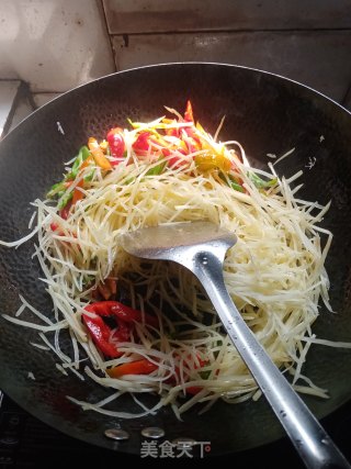 青椒红椒糖醋土豆丝炒鸡蛋的做法步骤：8