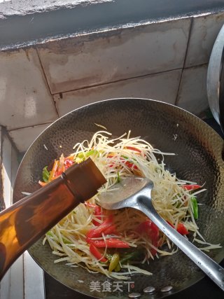 青椒红椒糖醋土豆丝炒鸡蛋的做法步骤：9
