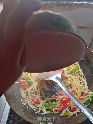 青椒红椒糖醋土豆丝炒鸡蛋的做法步骤：10