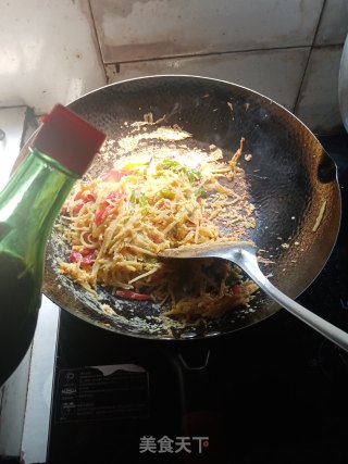 青椒红椒糖醋土豆丝炒鸡蛋的做法步骤：12