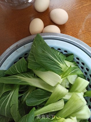 青菜烩荷包蛋的做法步骤：1