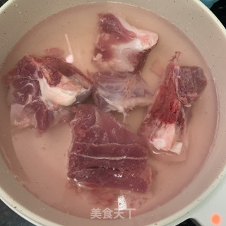 胡萝卜红枣煲筒骨的做法步骤：1