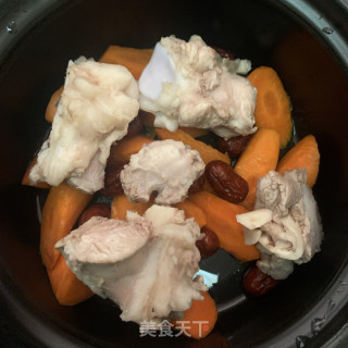 胡萝卜红枣煲筒骨的做法步骤：3