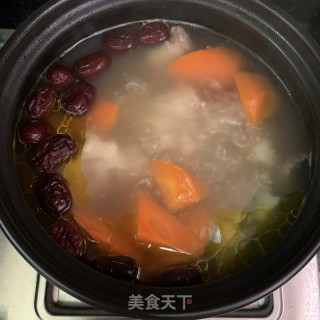 胡萝卜红枣煲筒骨的做法步骤：6