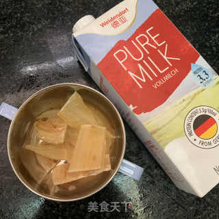 鱼胶炖牛奶的做法步骤：1