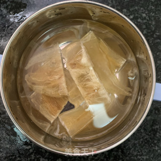 鱼胶炖牛奶的做法步骤：2