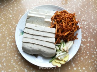 虫草花炖豆腐的做法步骤：1