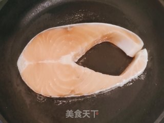 盐煎三文鱼的做法步骤：4