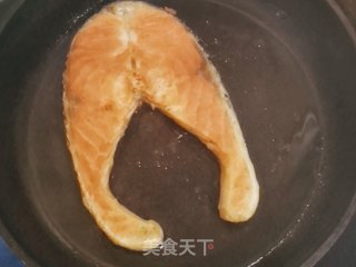 盐煎三文鱼的做法步骤：5