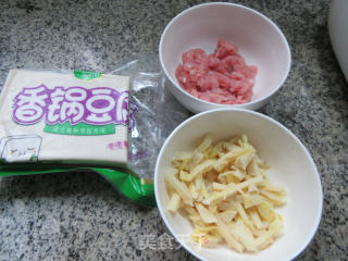 肉丝笋丝炒香锅豆腐的做法步骤：1