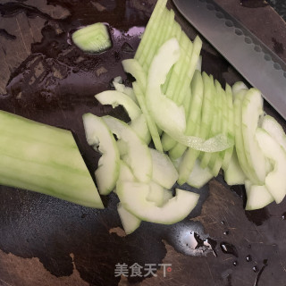 黄瓜炒瘦肉的做法步骤：3