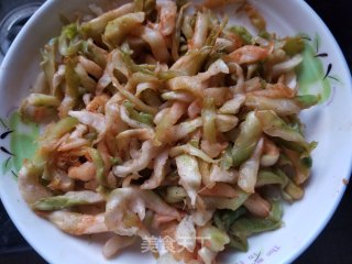 腊肉炒榨菜的做法步骤：1