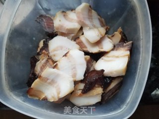 腊肉炒榨菜的做法步骤：2